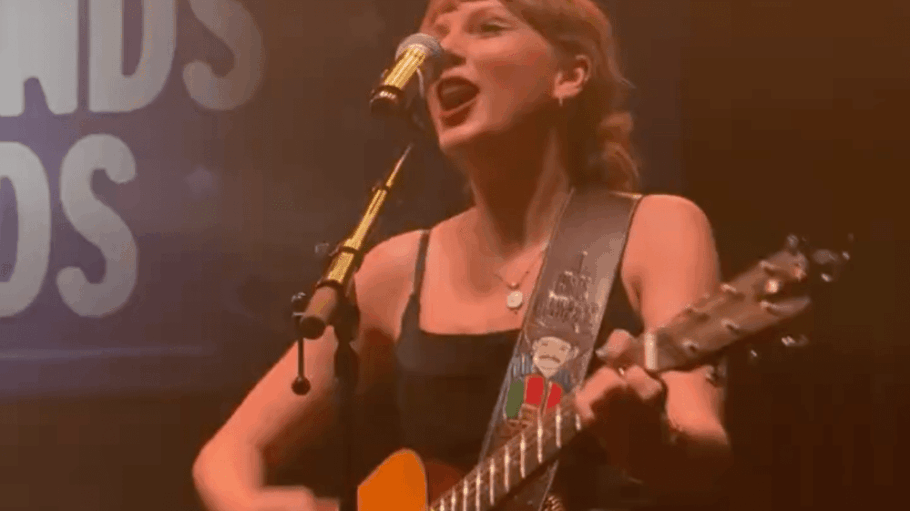 Taylor Swift Performs ‘Shake It Off’